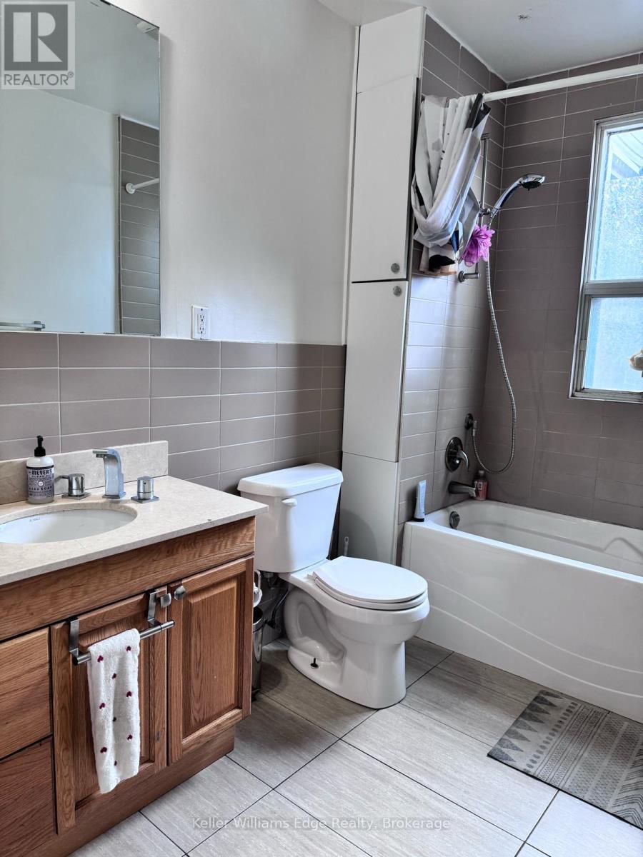 842 King Street W Property Photo 14