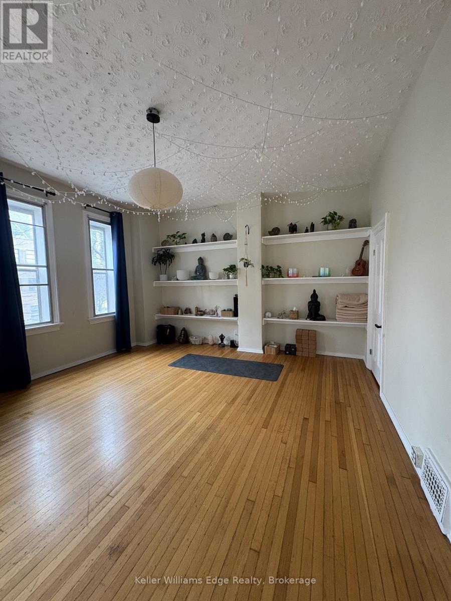 842 King Street W Property Photo 17