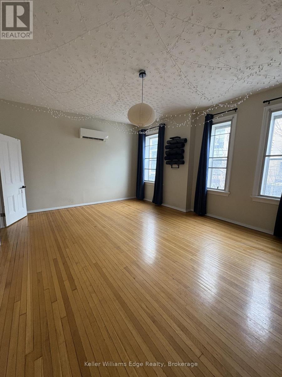 842 King Street W Property Photo 20