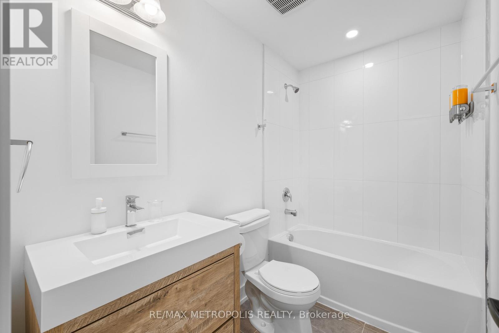Laneway - 447 Lansdowne Avenue Property Photo 25