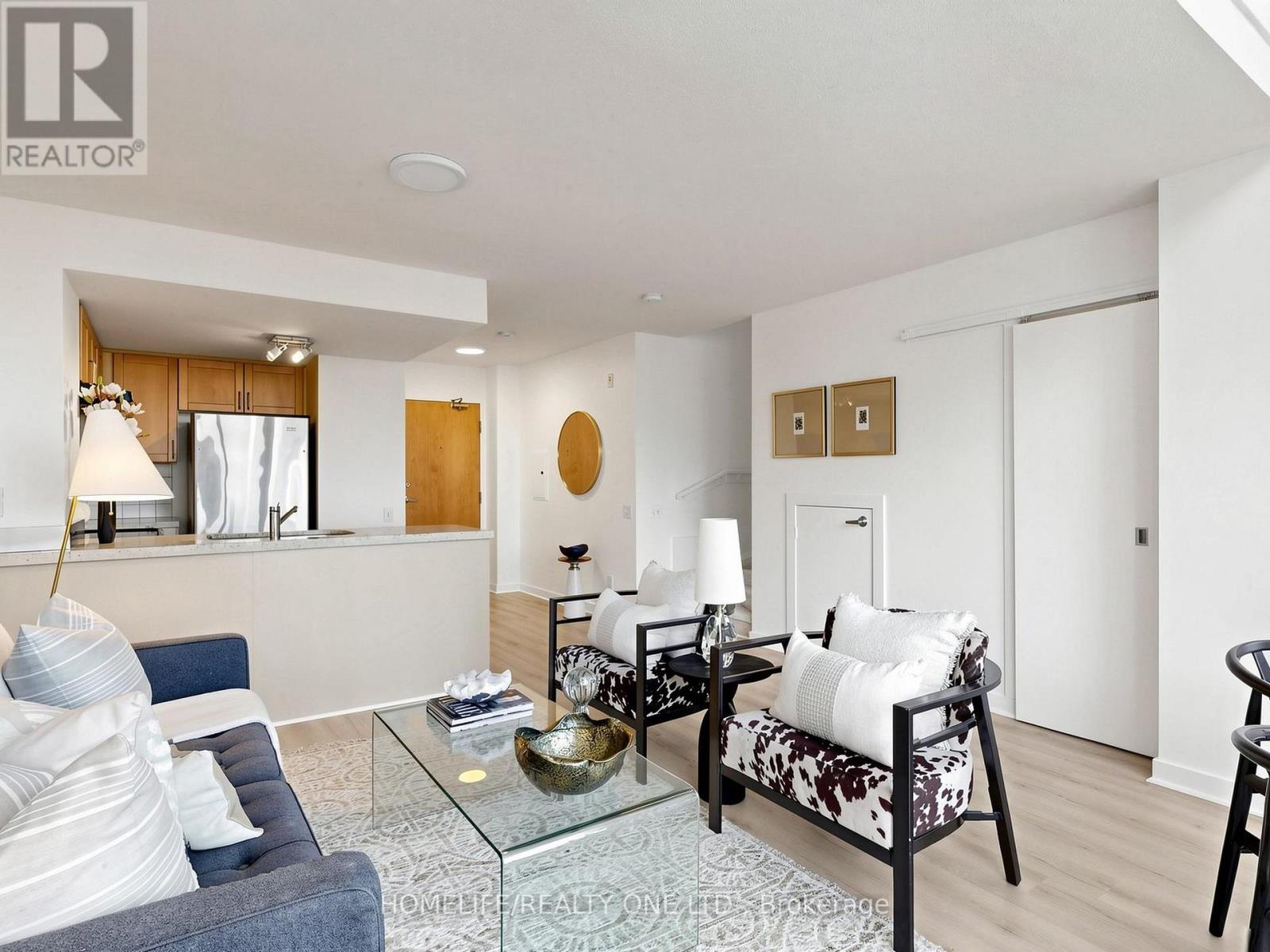 913 - 77 Lombard Street Property Photo 4