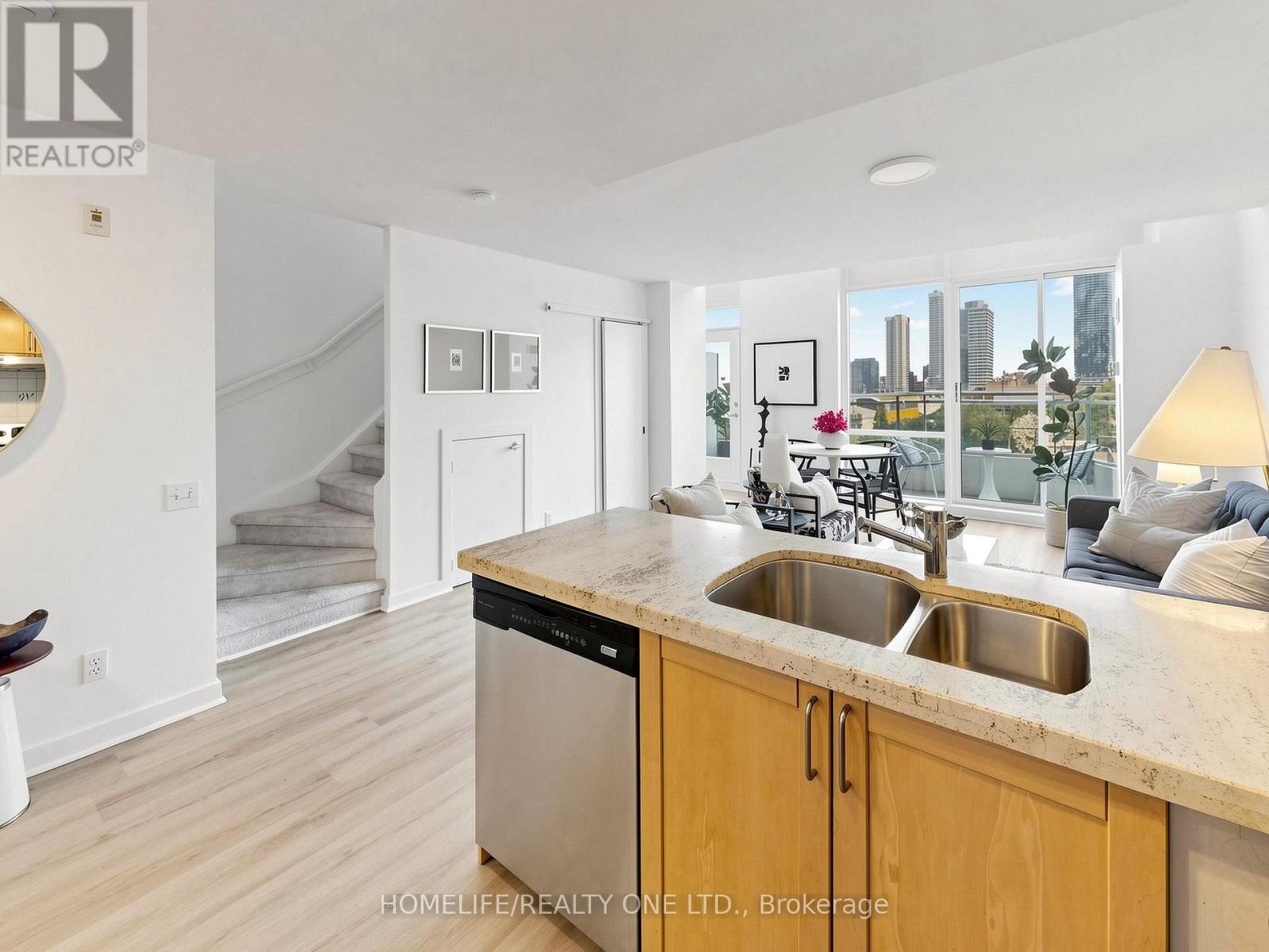 913 - 77 Lombard Street Property Photo 17