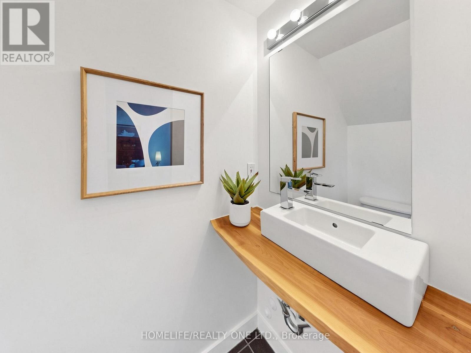 913 - 77 Lombard Street Property Photo 18