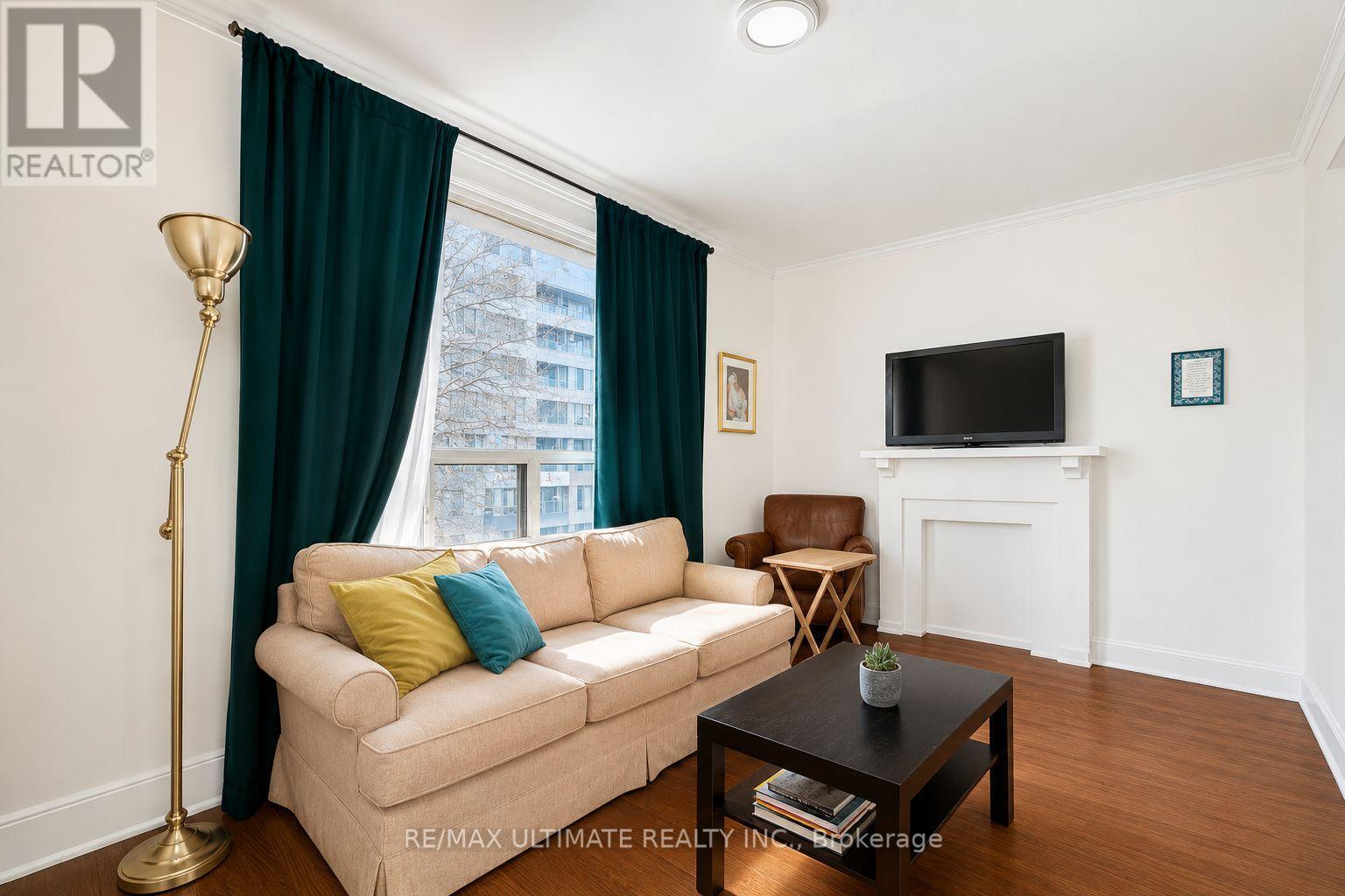 832 St Clair Avenue W Property Photo 8