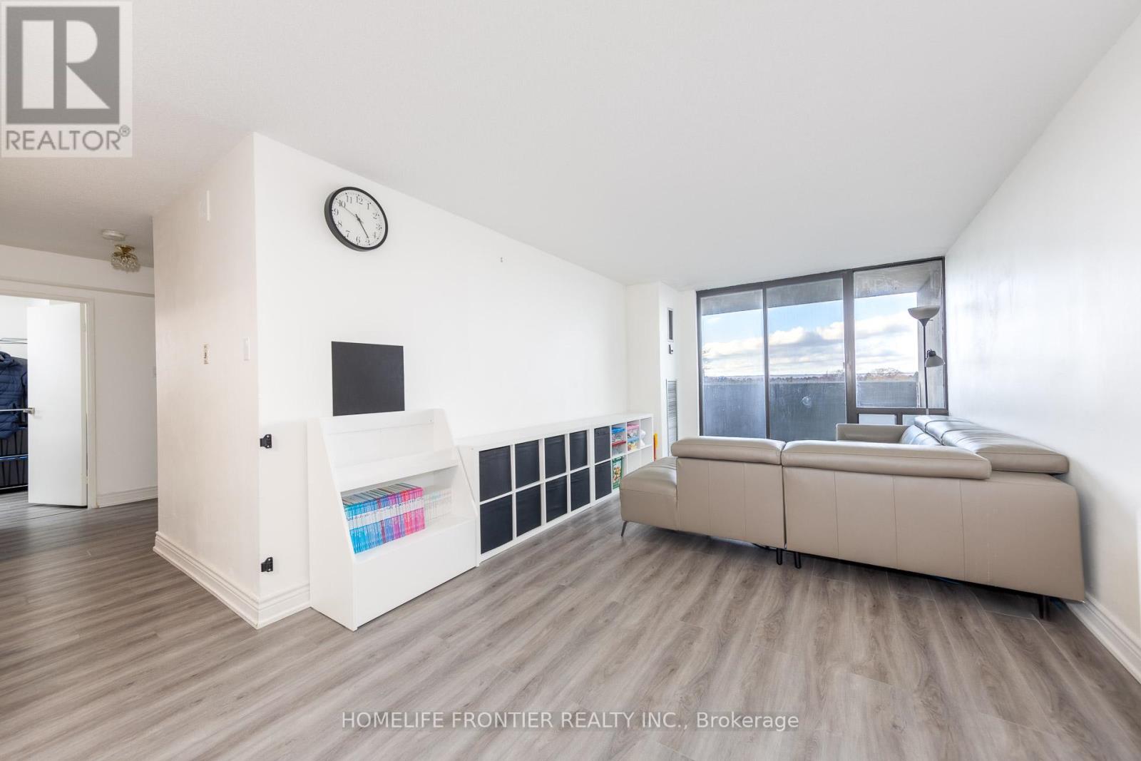 608 - 10 Tangreen Court Property Photo 4
