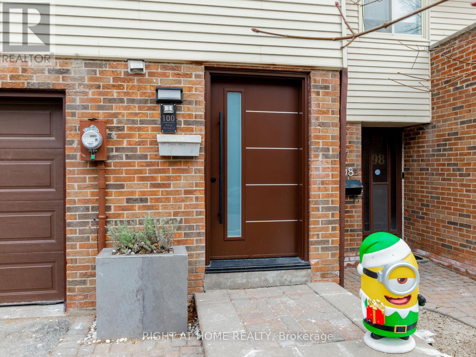 100 Jenny Wrenway Property Photo 2