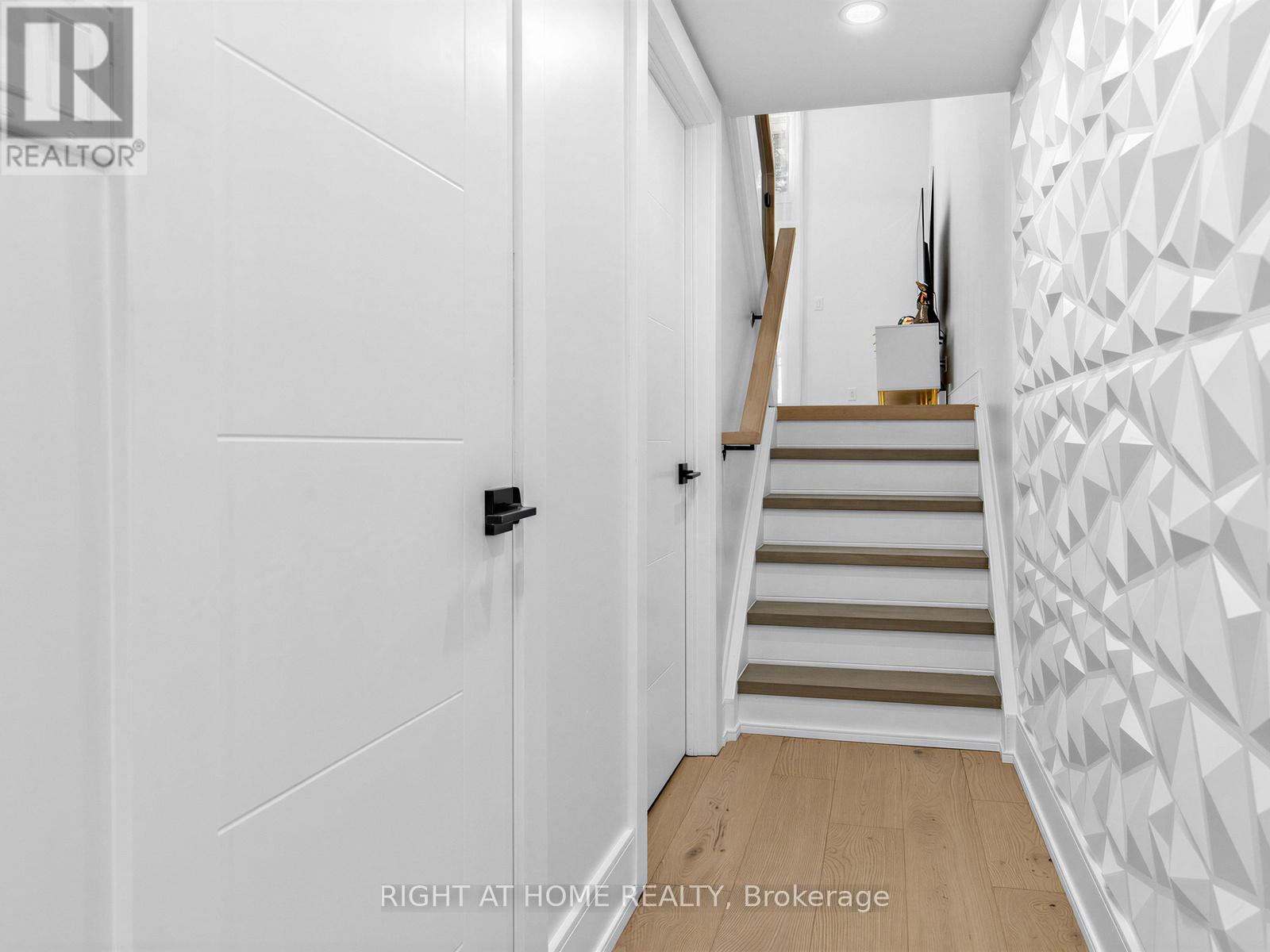 100 Jenny Wrenway Property Photo 3