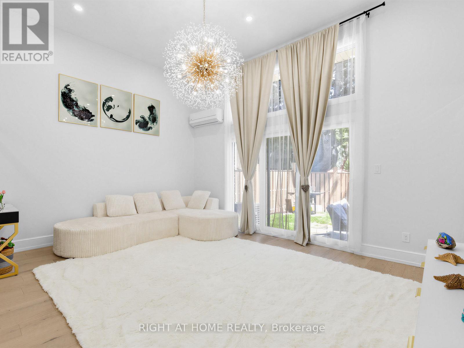 100 Jenny Wrenway Property Photo 4