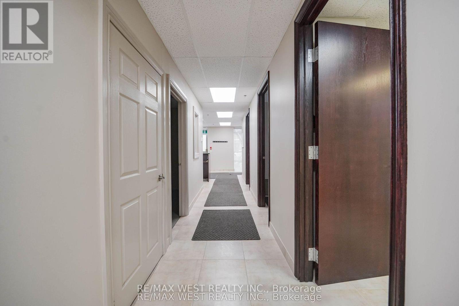 C3 - 800 Sheppard Avenue W Property Photo 5