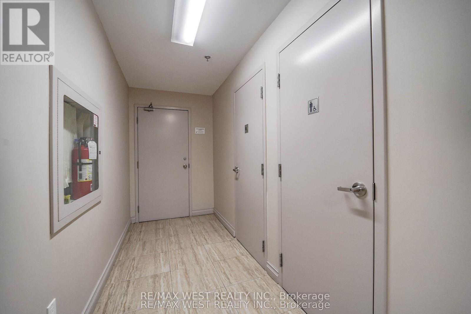 C3 - 800 Sheppard Avenue W Property Photo 9