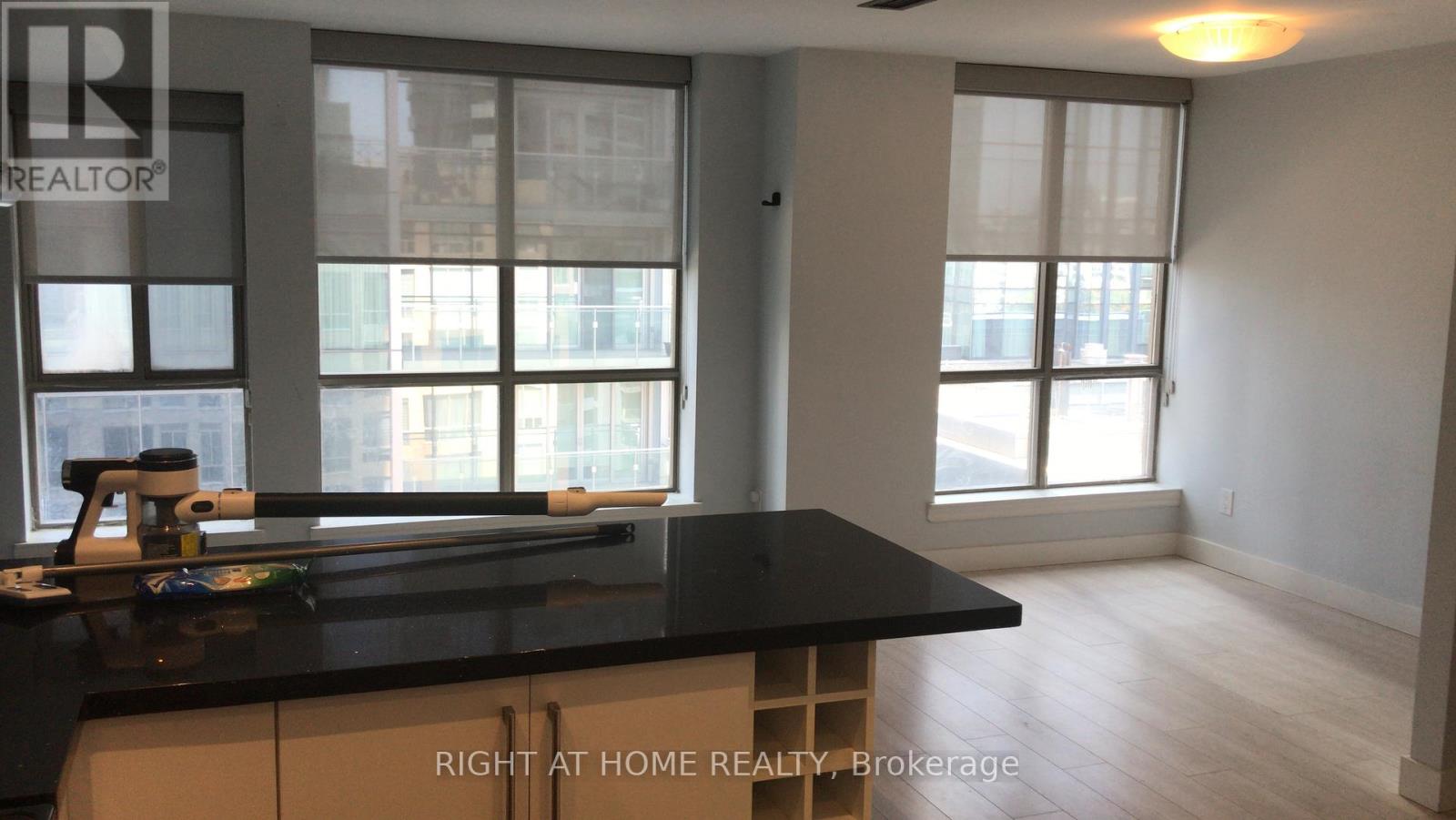 1601 - 40 Scollard Street Property Photo 6