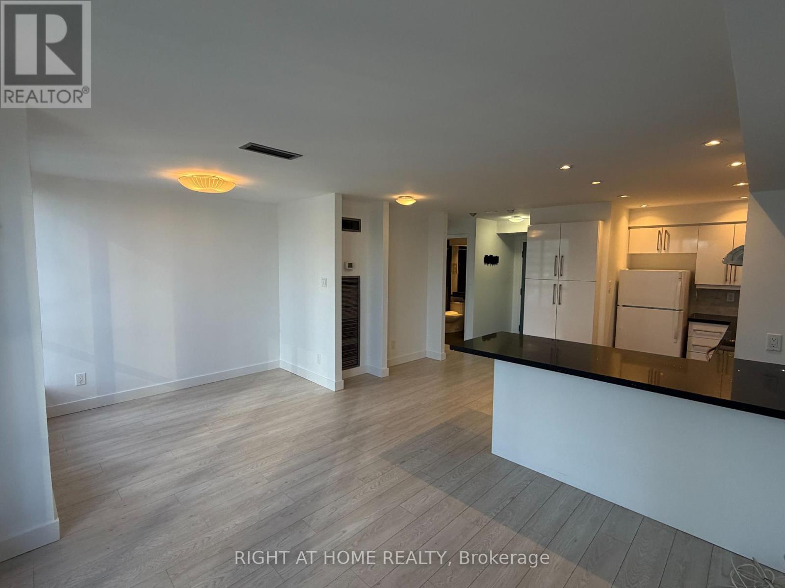 1601 - 40 Scollard Street Property Photo 8
