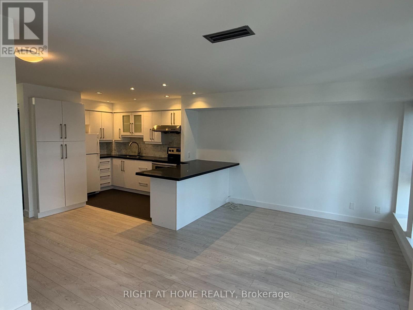 1601 - 40 Scollard Street Property Photo 10