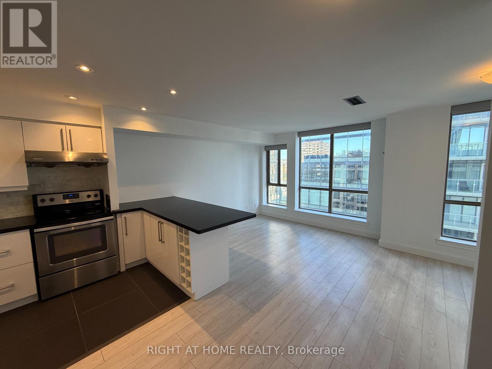 1601 - 40 Scollard Street Property Photo 11