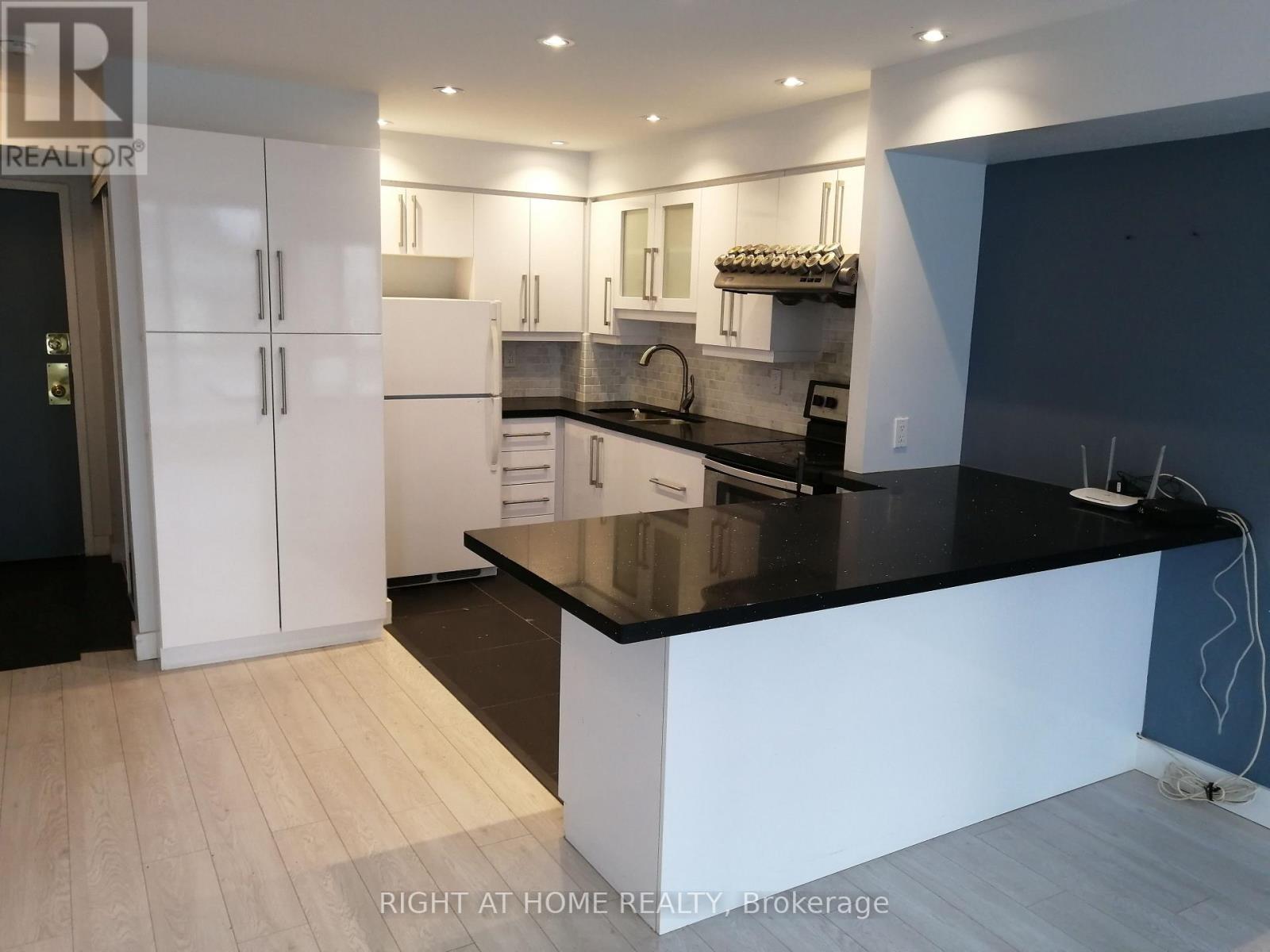 1601 - 40 Scollard Street Property Photo 12