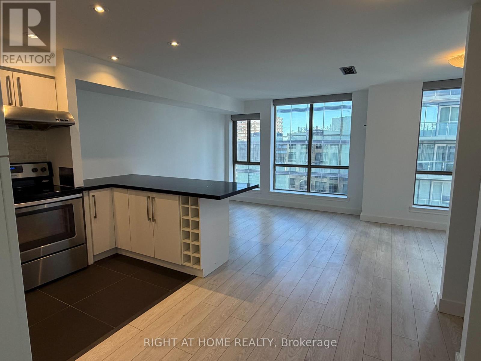 1601 - 40 Scollard Street Property Photo 12