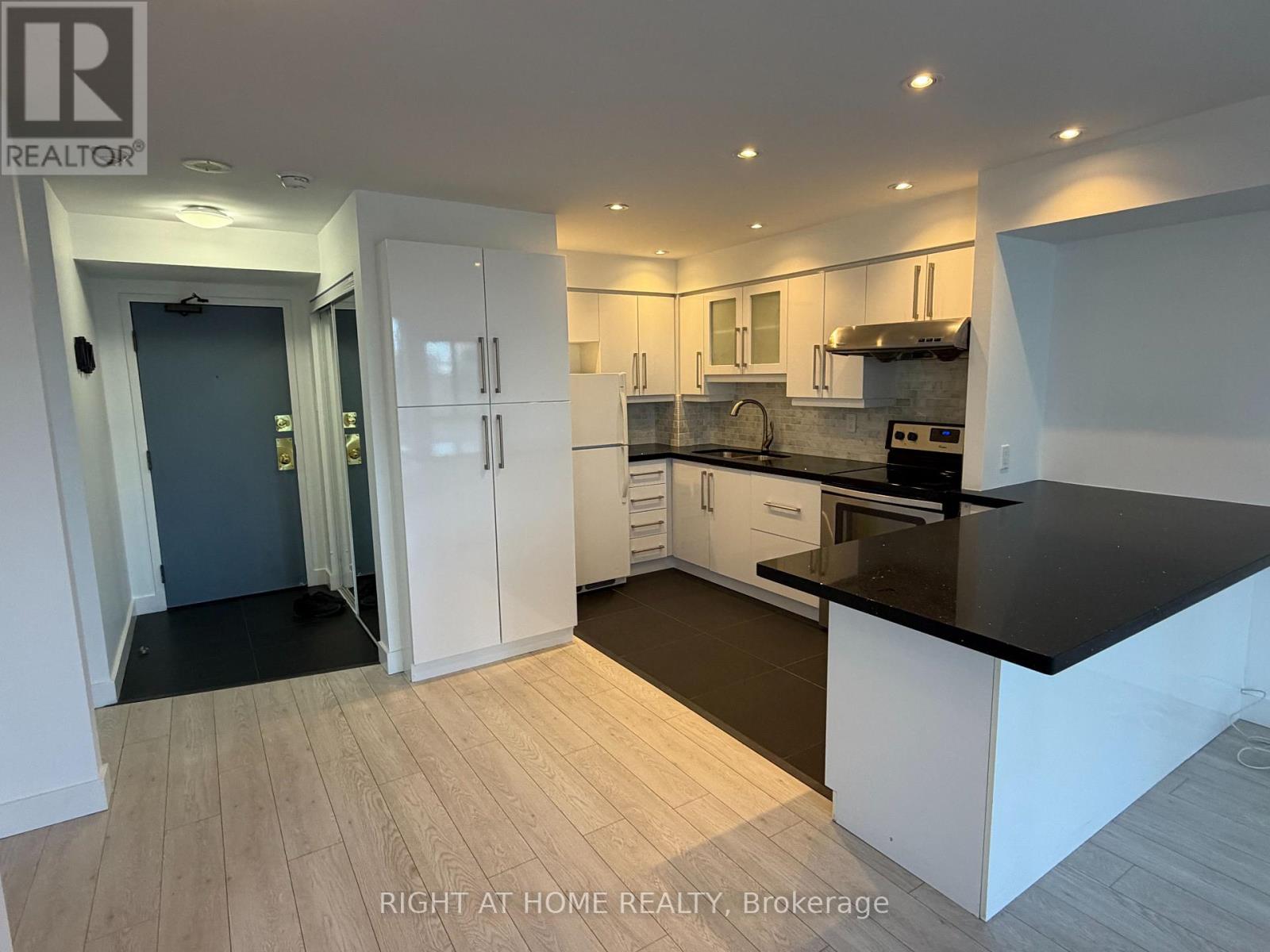 1601 - 40 Scollard Street Property Photo 14