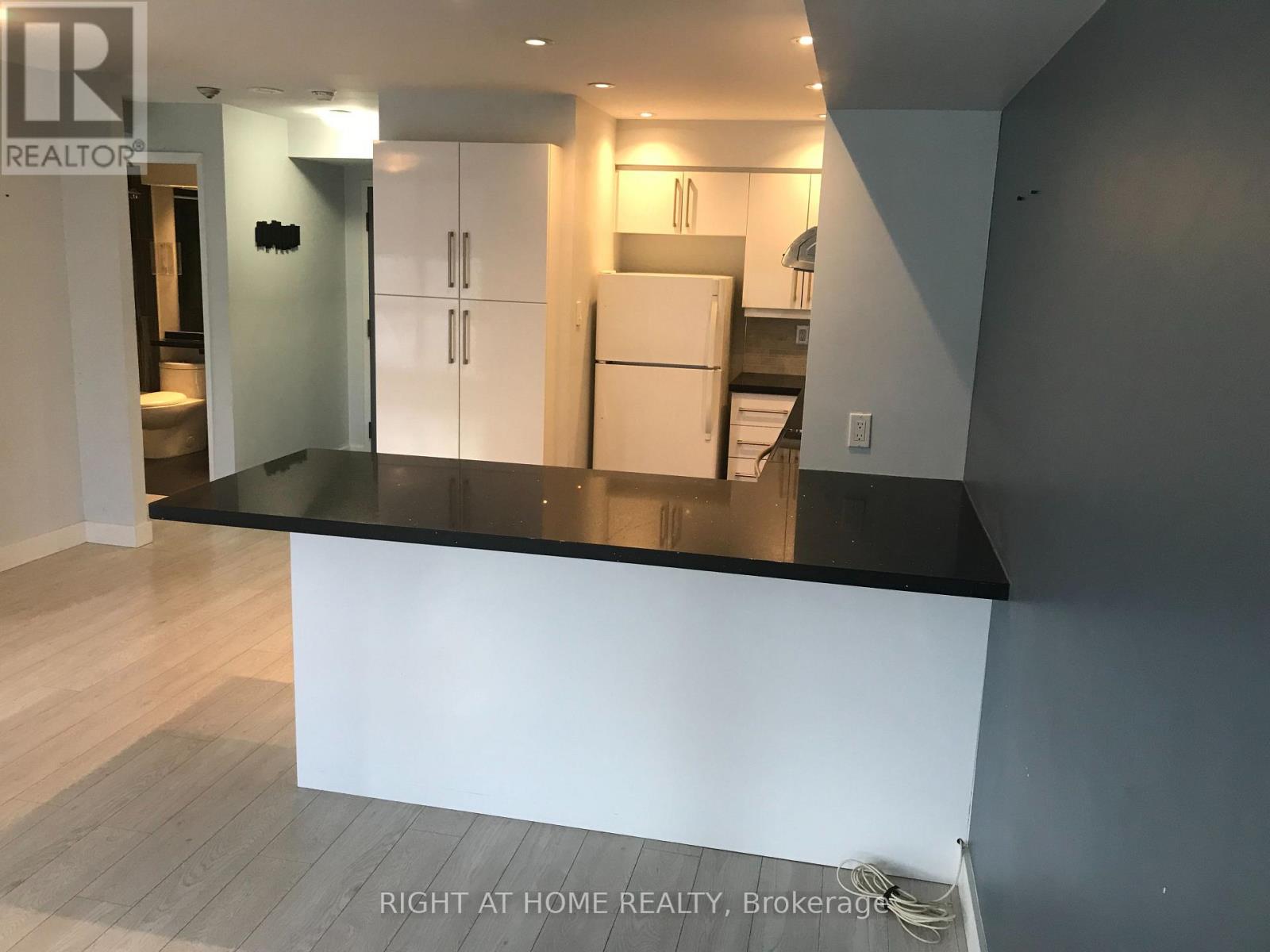 1601 - 40 Scollard Street Property Photo 15