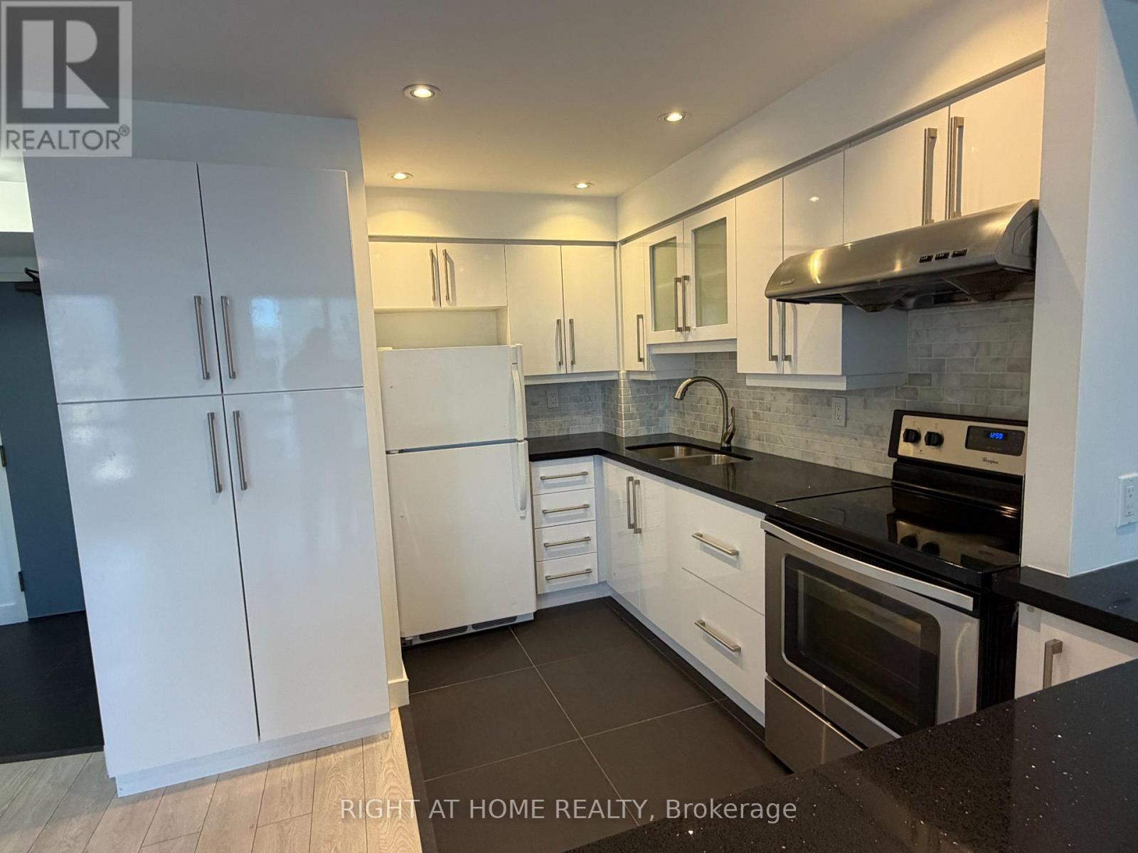 1601 - 40 Scollard Street Property Photo 15