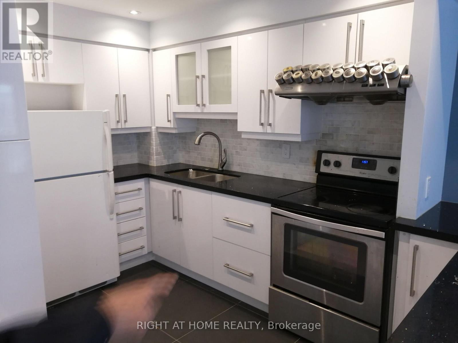 1601 - 40 Scollard Street Property Photo 18