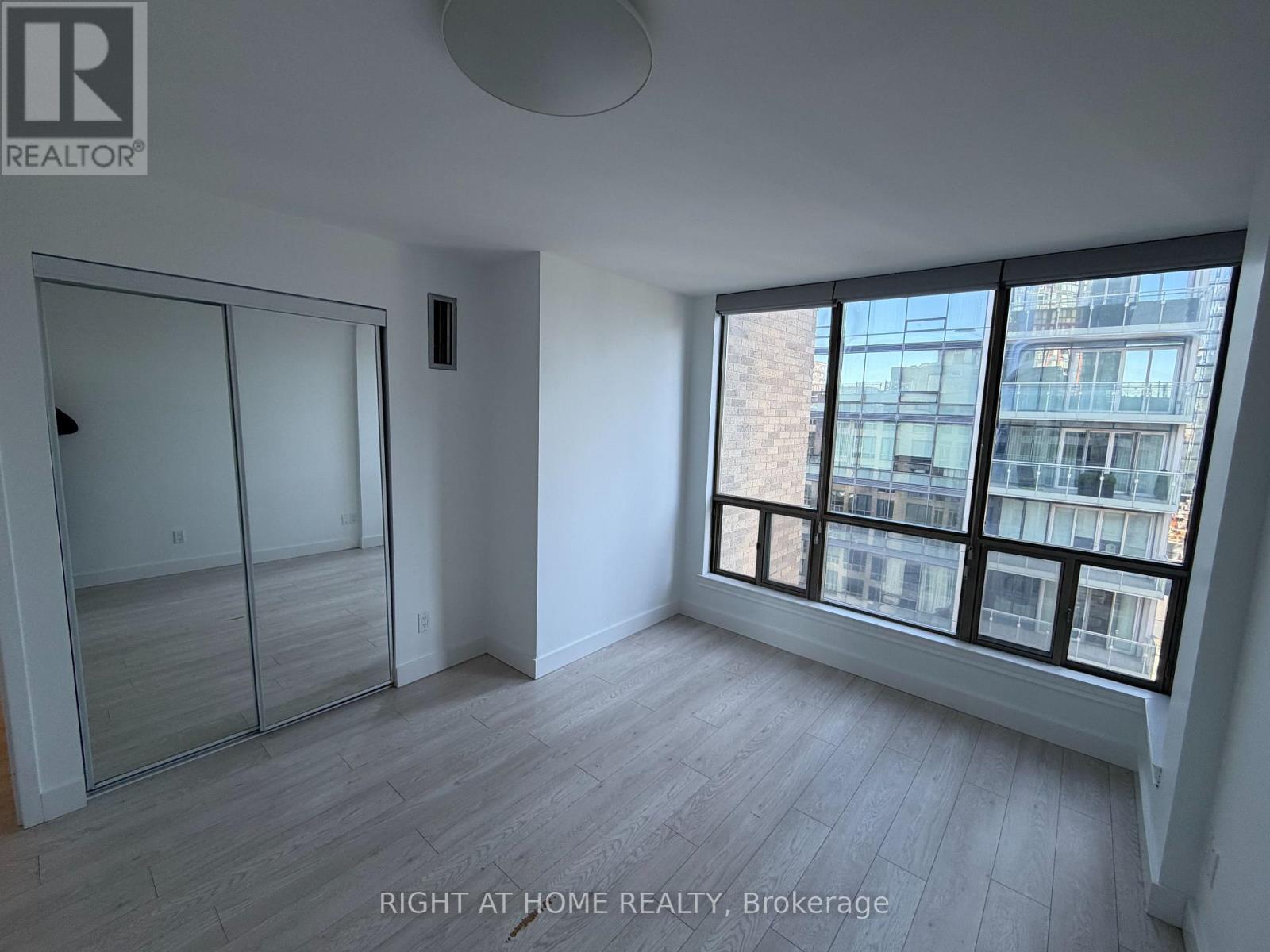 1601 - 40 Scollard Street Property Photo 19