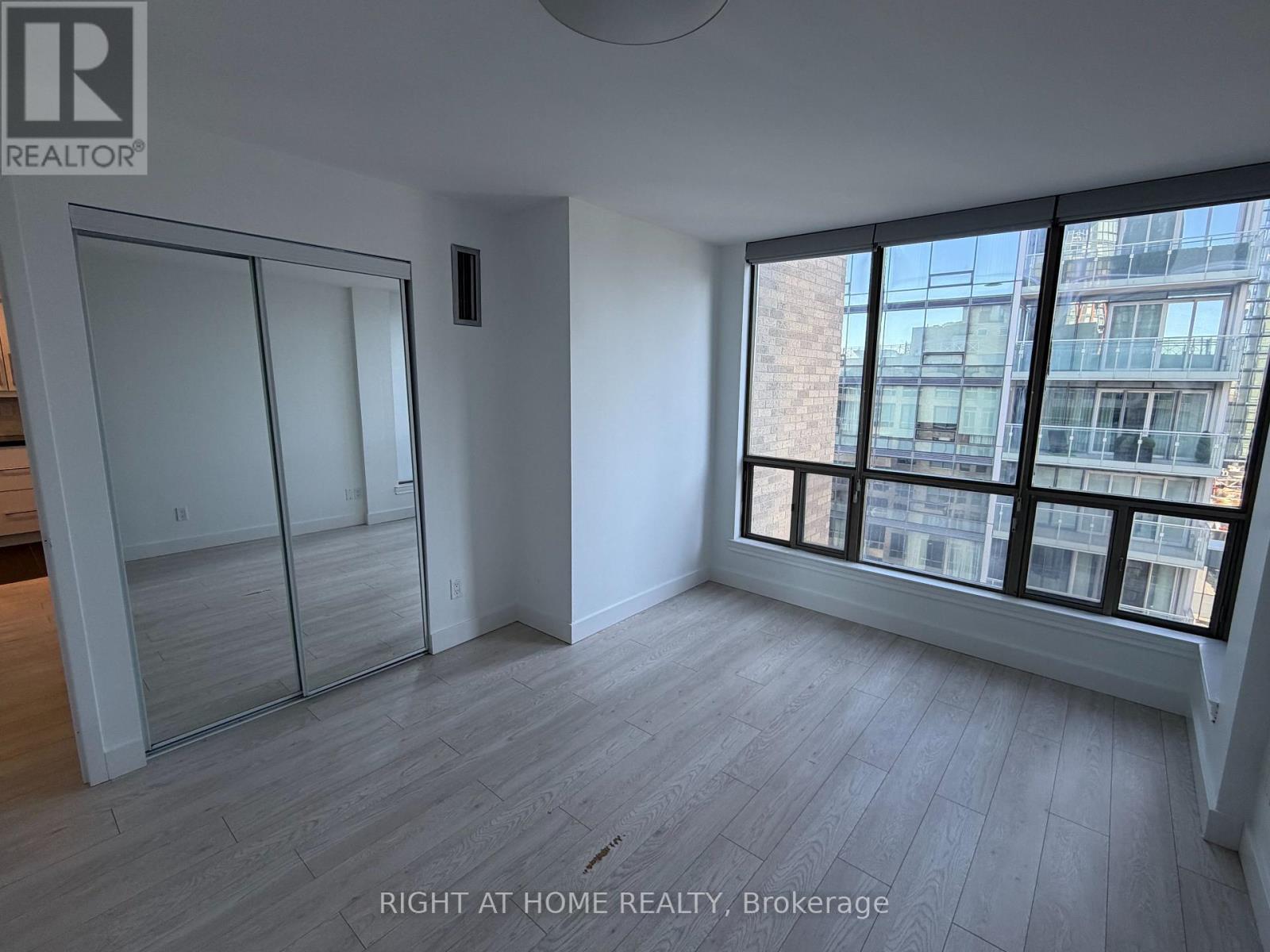 1601 - 40 Scollard Street Property Photo 20