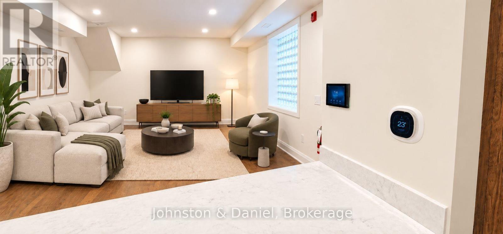 202 - 2579 Yonge Street Property Photo 2