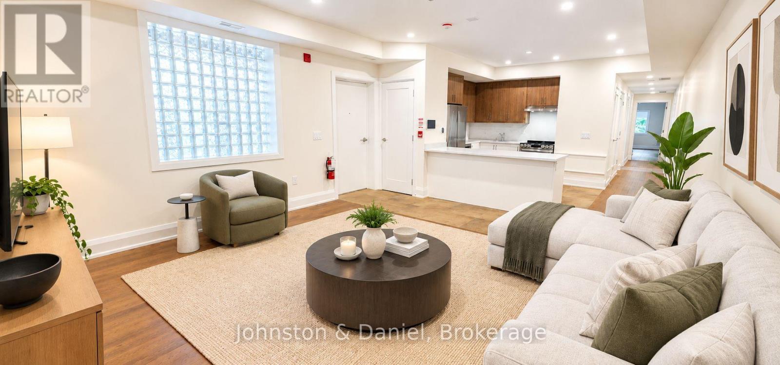 202 - 2579 Yonge Street Property Photo 3