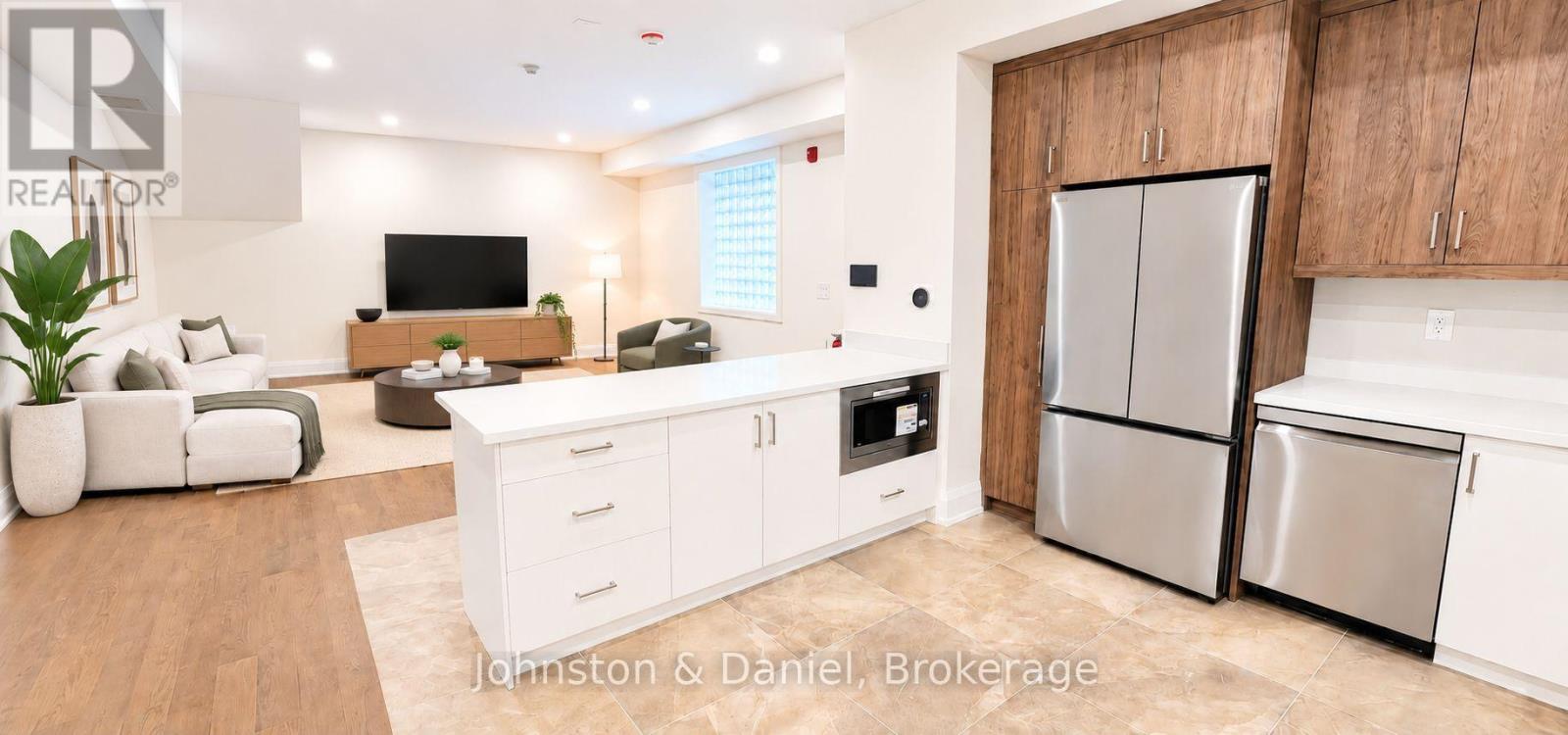 202 - 2579 Yonge Street Property Photo 4