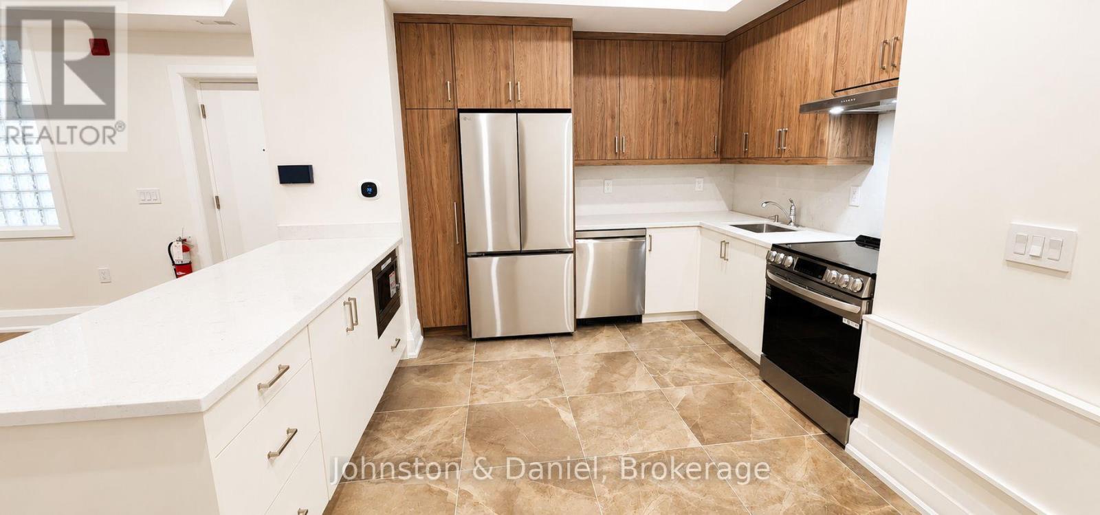 202 - 2579 Yonge Street Property Photo 5