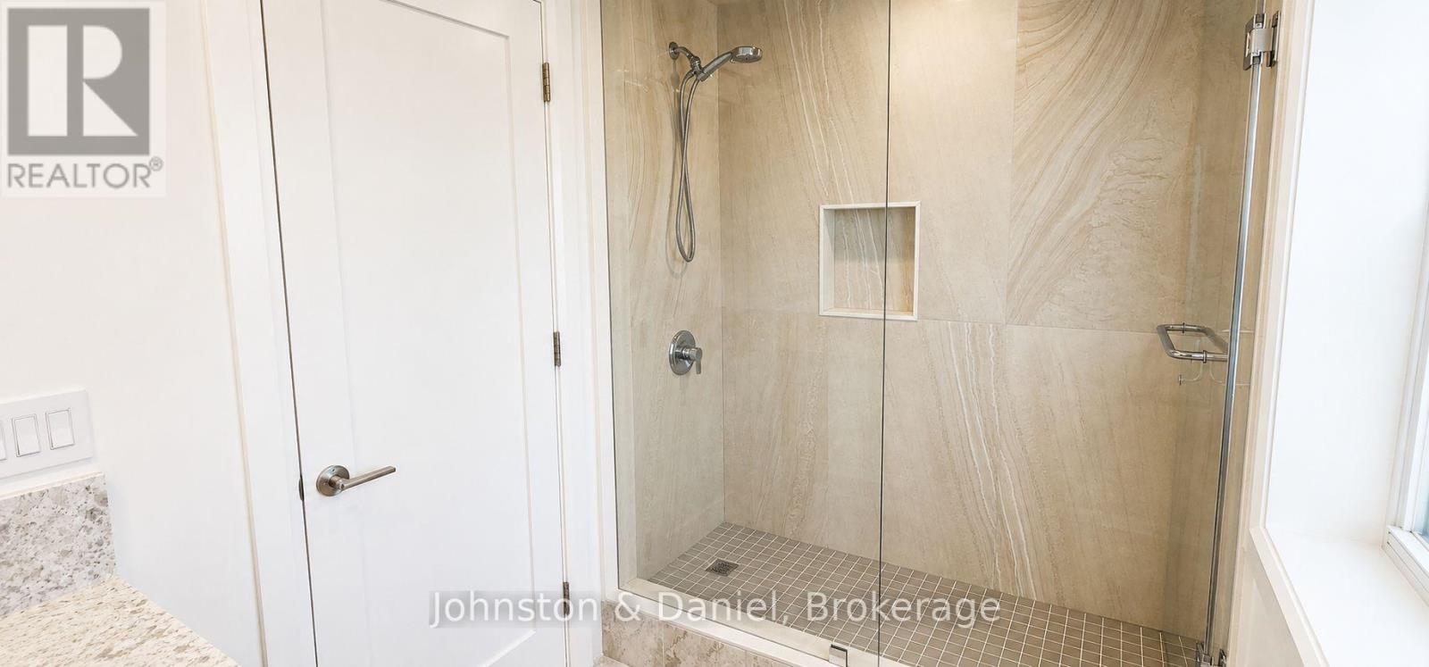 202 - 2579 Yonge Street Property Photo 12