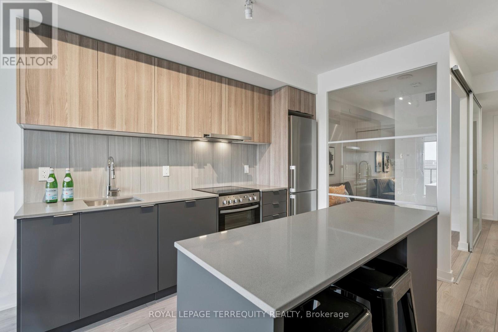 809 - 8 Tippett Road Property Photo 9