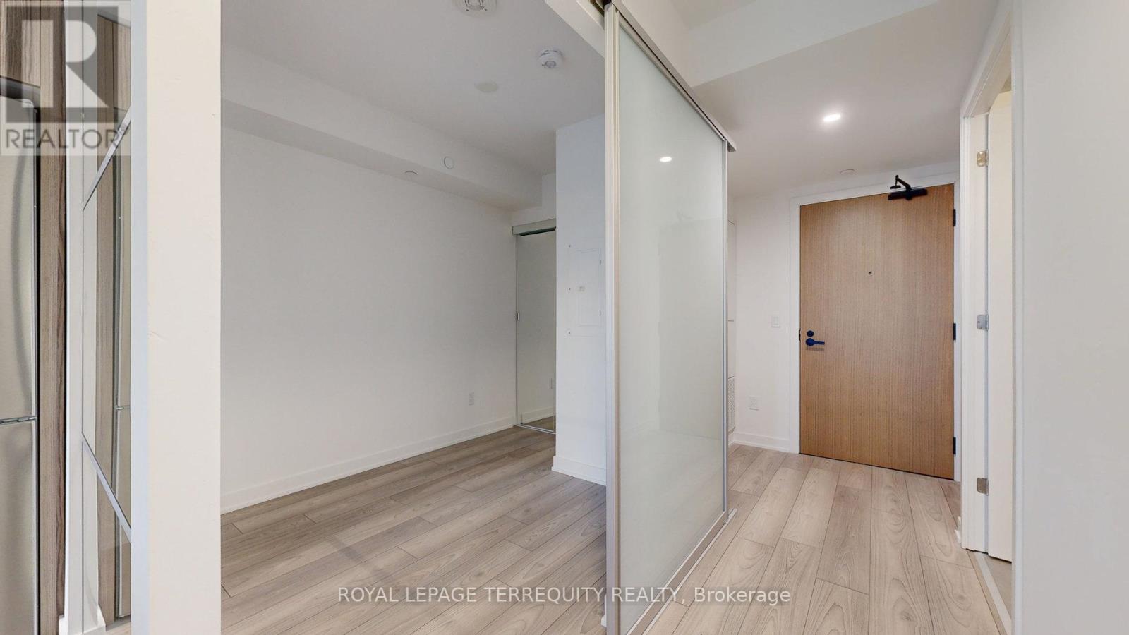 809 - 8 Tippett Road Property Photo 18