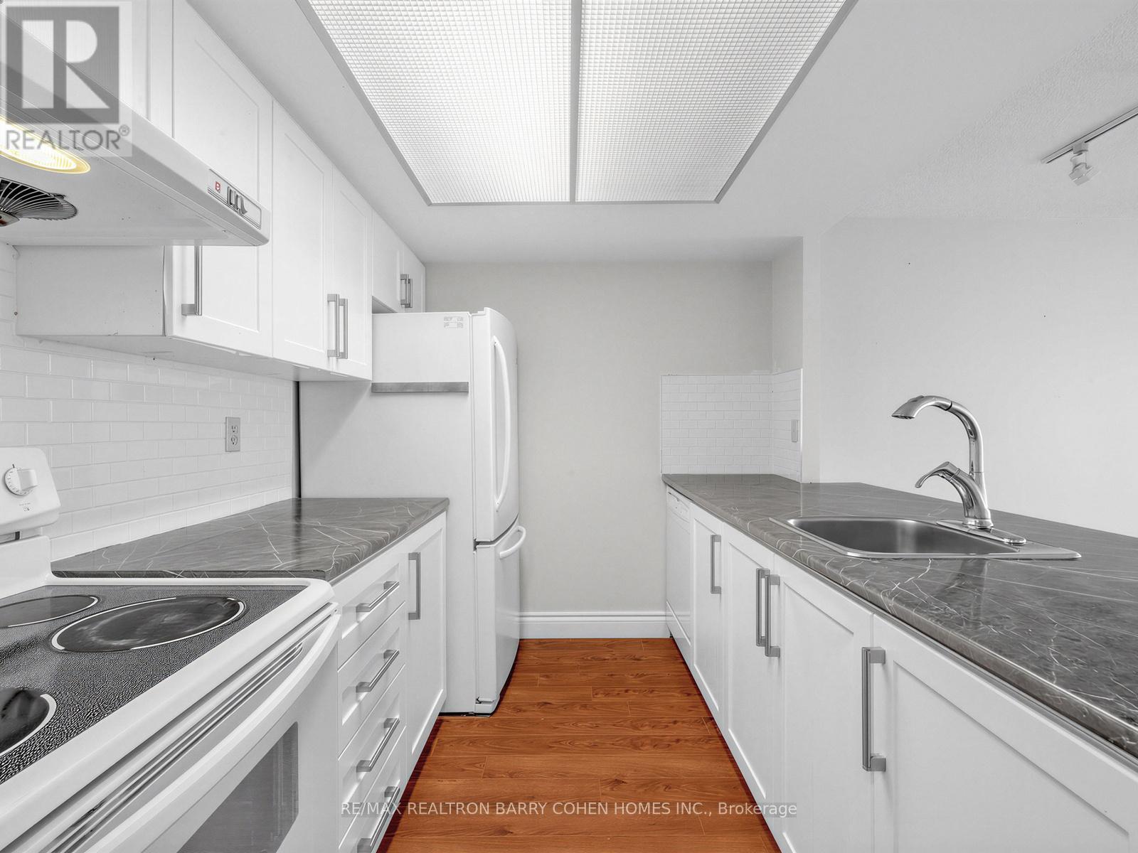 303 - 725 King Street W Property Photo 6