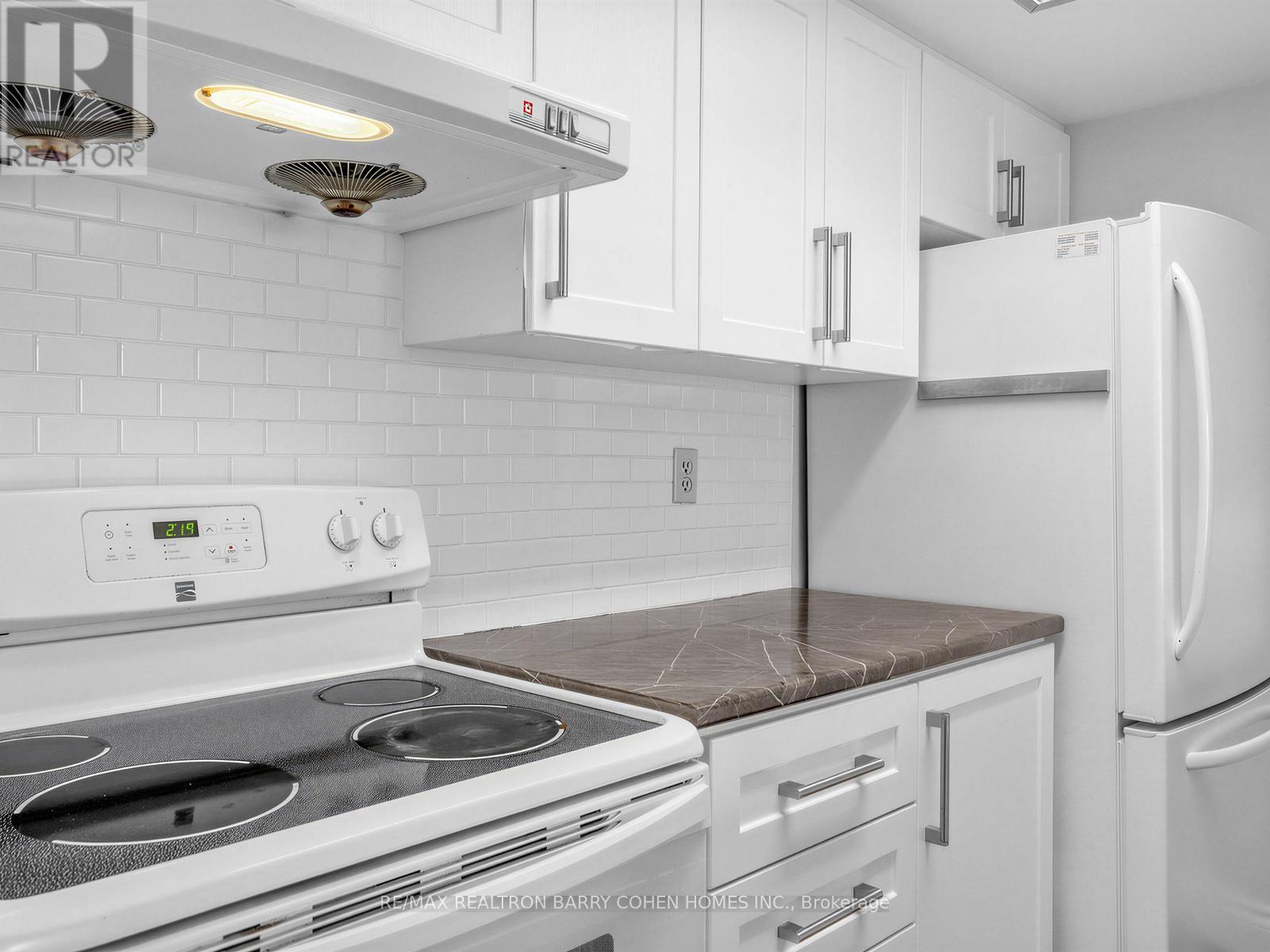 303 - 725 King Street W Property Photo 7