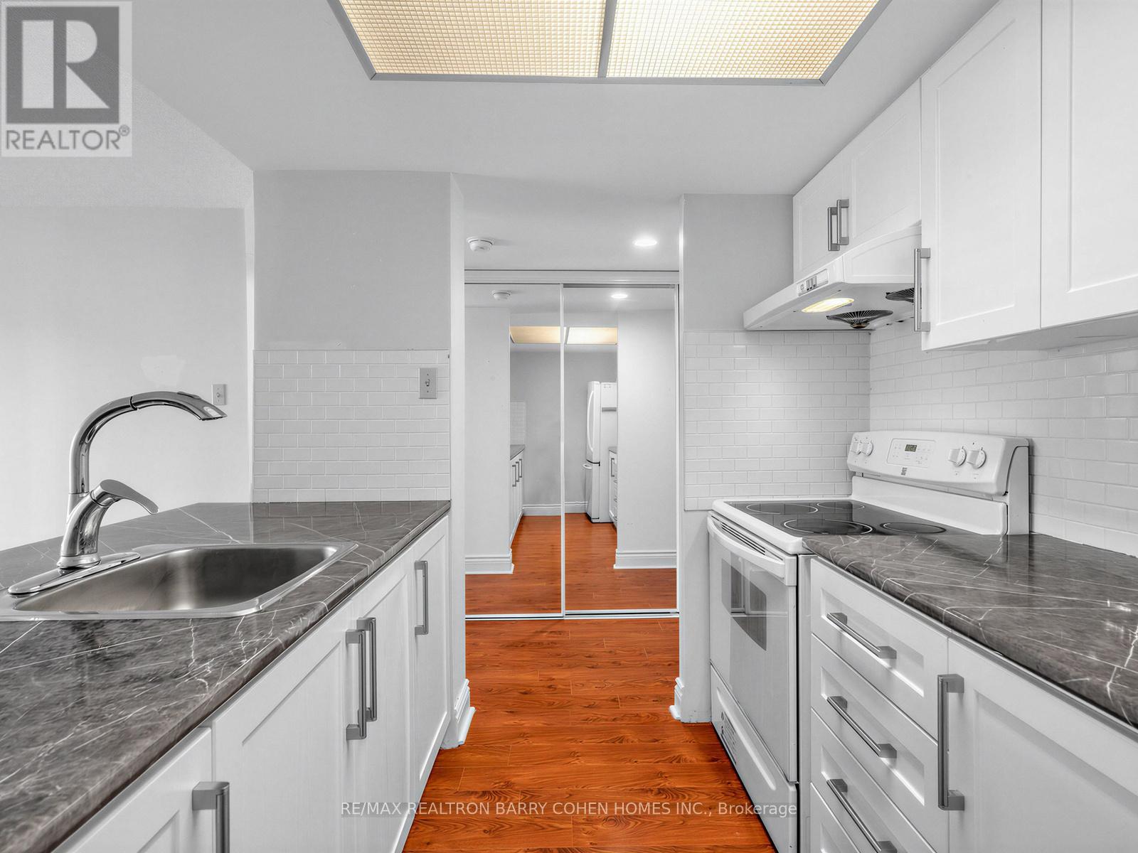 303 - 725 King Street W Property Photo 8