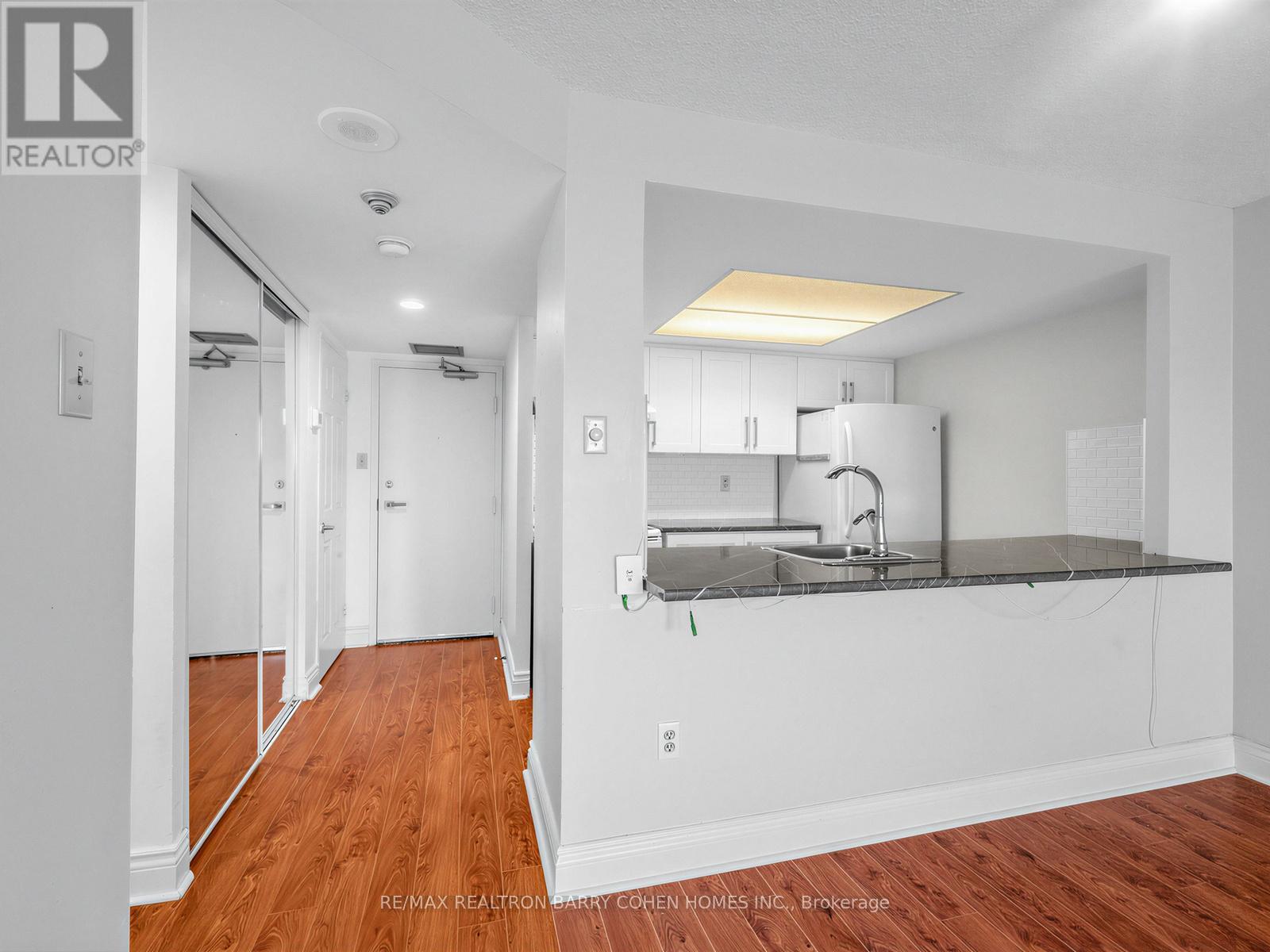 303 - 725 King Street W Property Photo 10