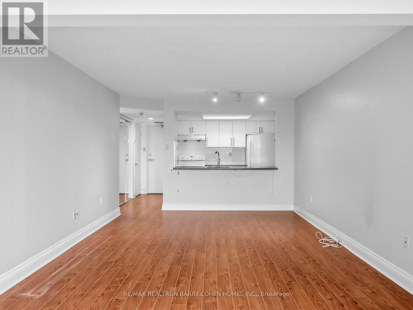 303 - 725 King Street W Property Photo 12