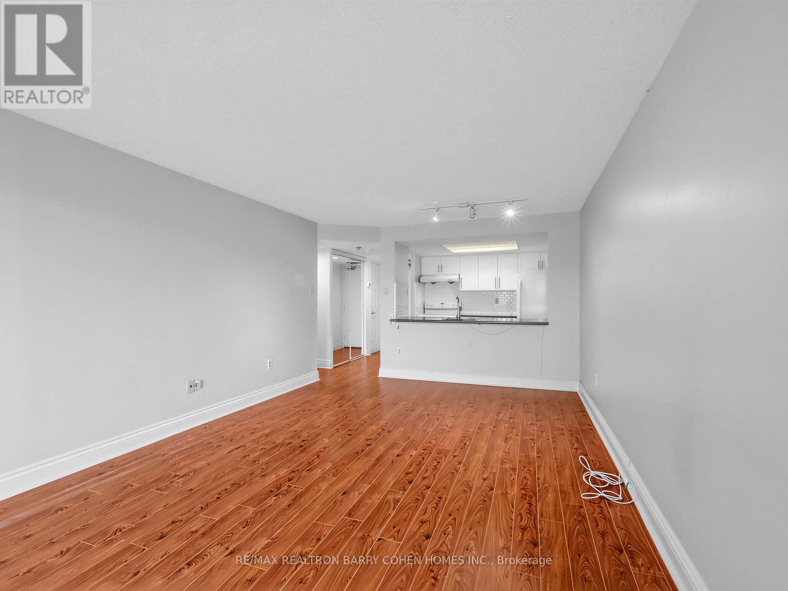 303 - 725 King Street W Property Photo 13