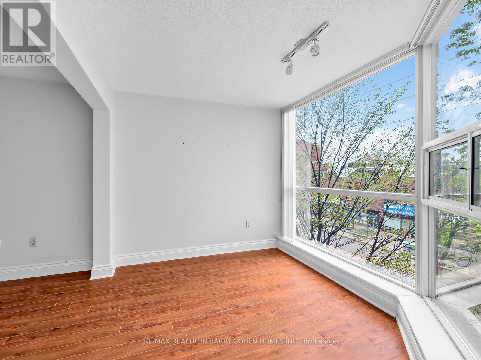 303 - 725 King Street W Property Photo 15