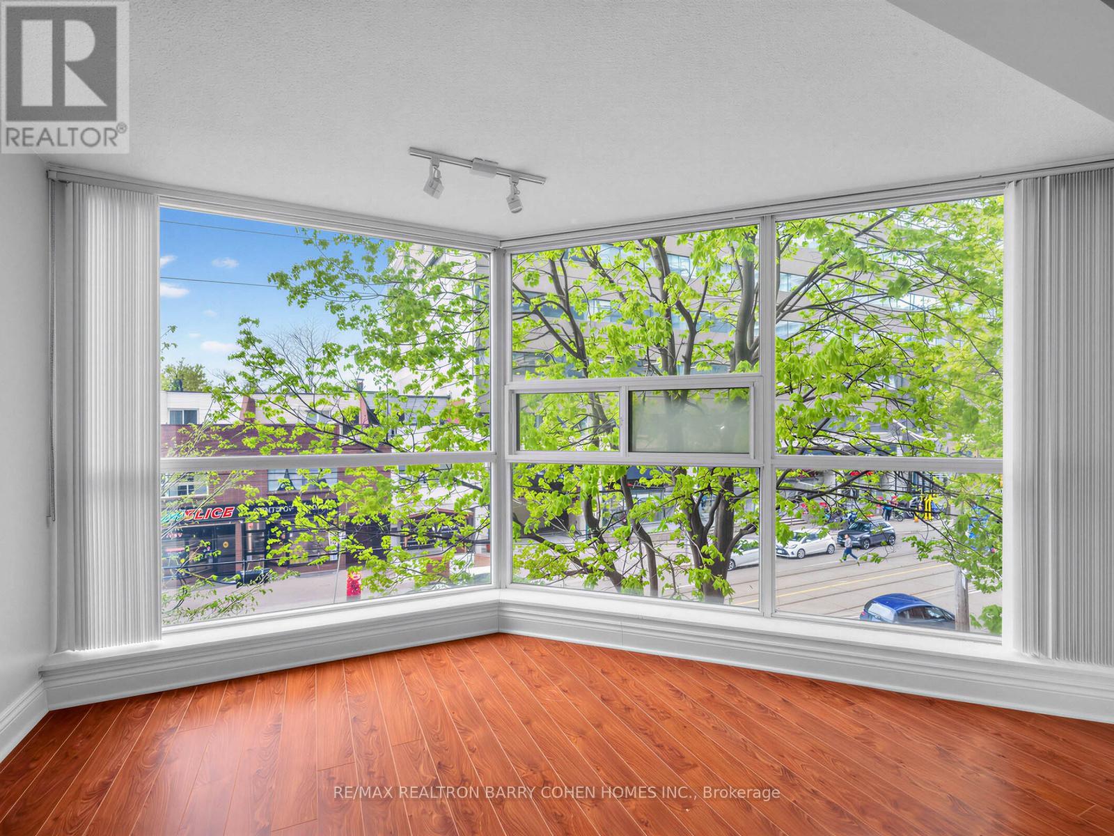 303 - 725 King Street W Property Photo 16
