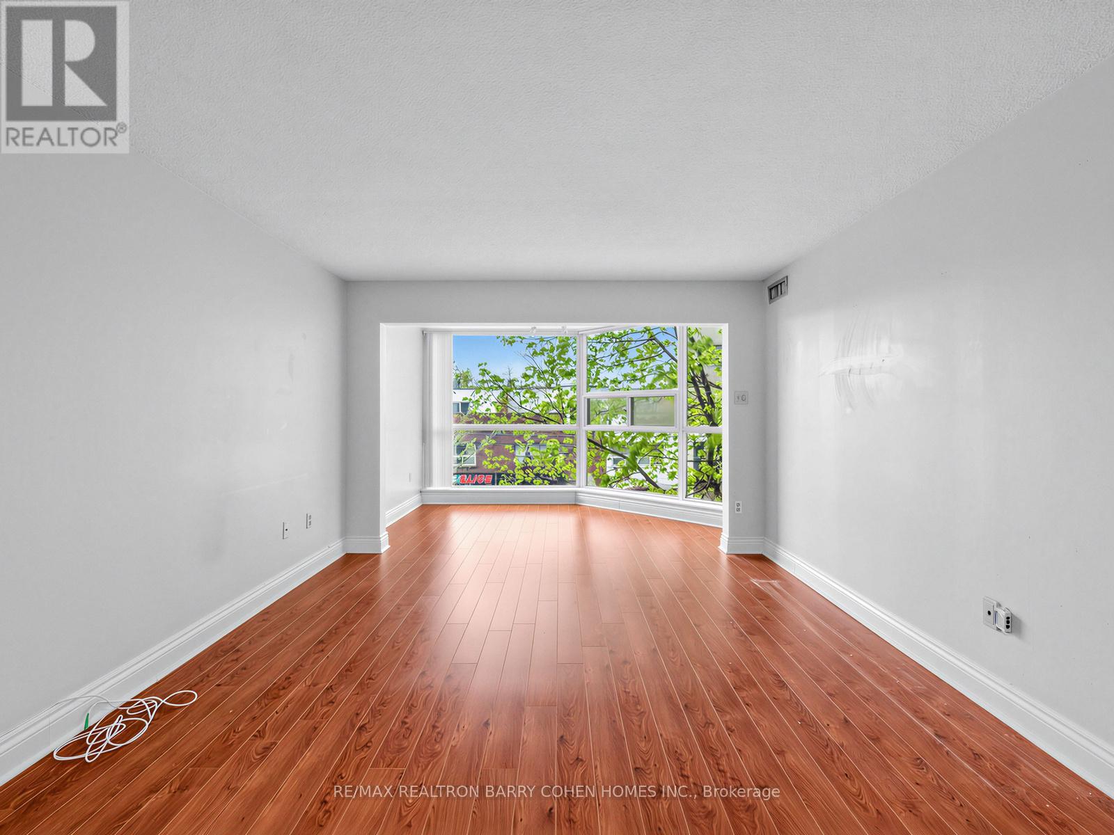 303 - 725 King Street W Property Photo 17
