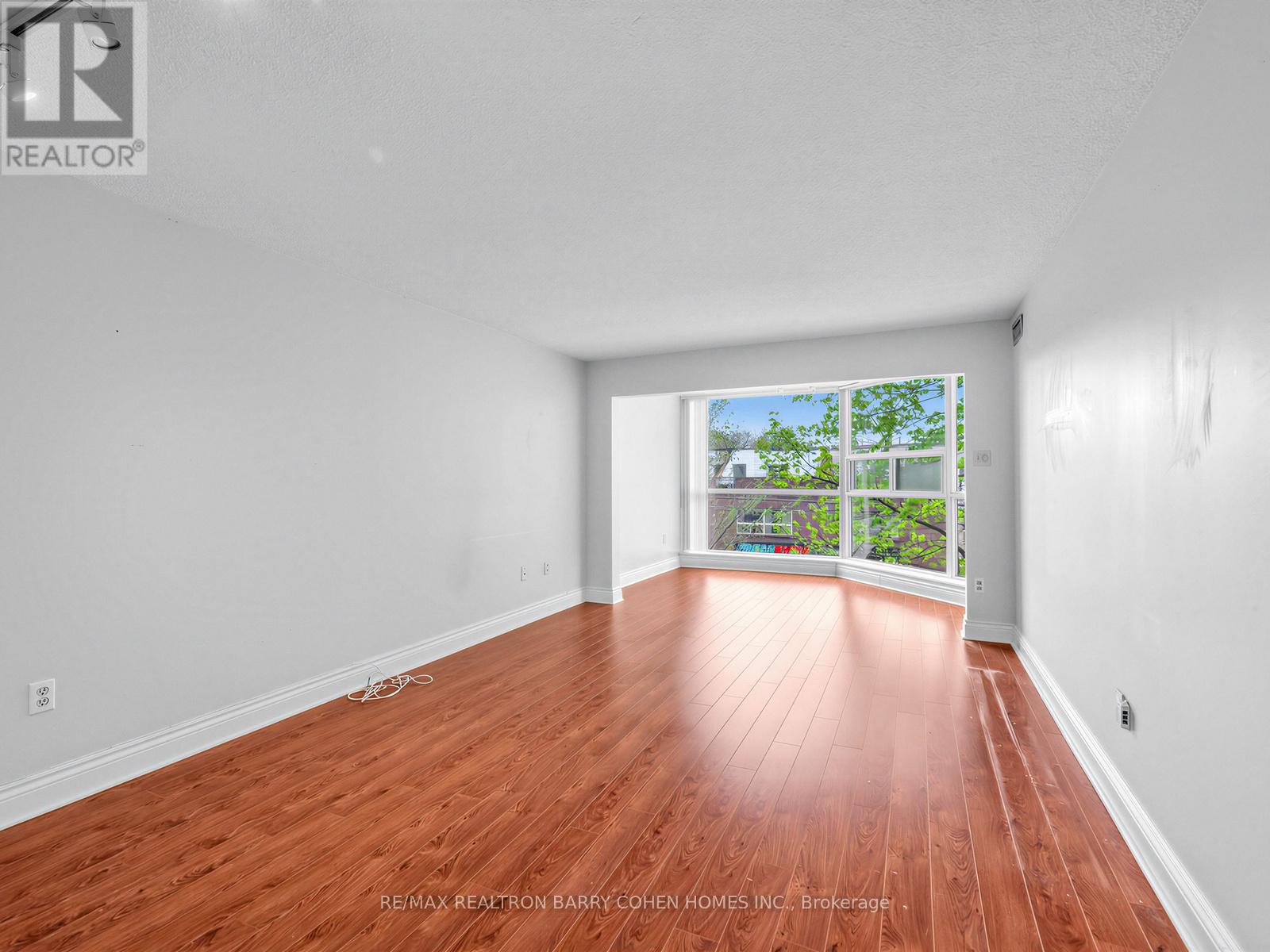 303 - 725 King Street W Property Photo 19