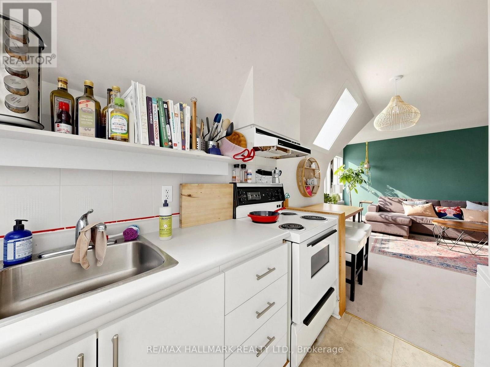 458 Markham Street Property Photo 7