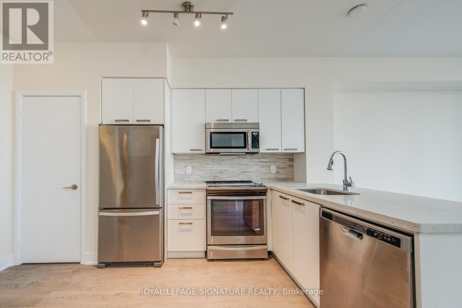 806 - 30 Roehampton Avenue Property Photo 7