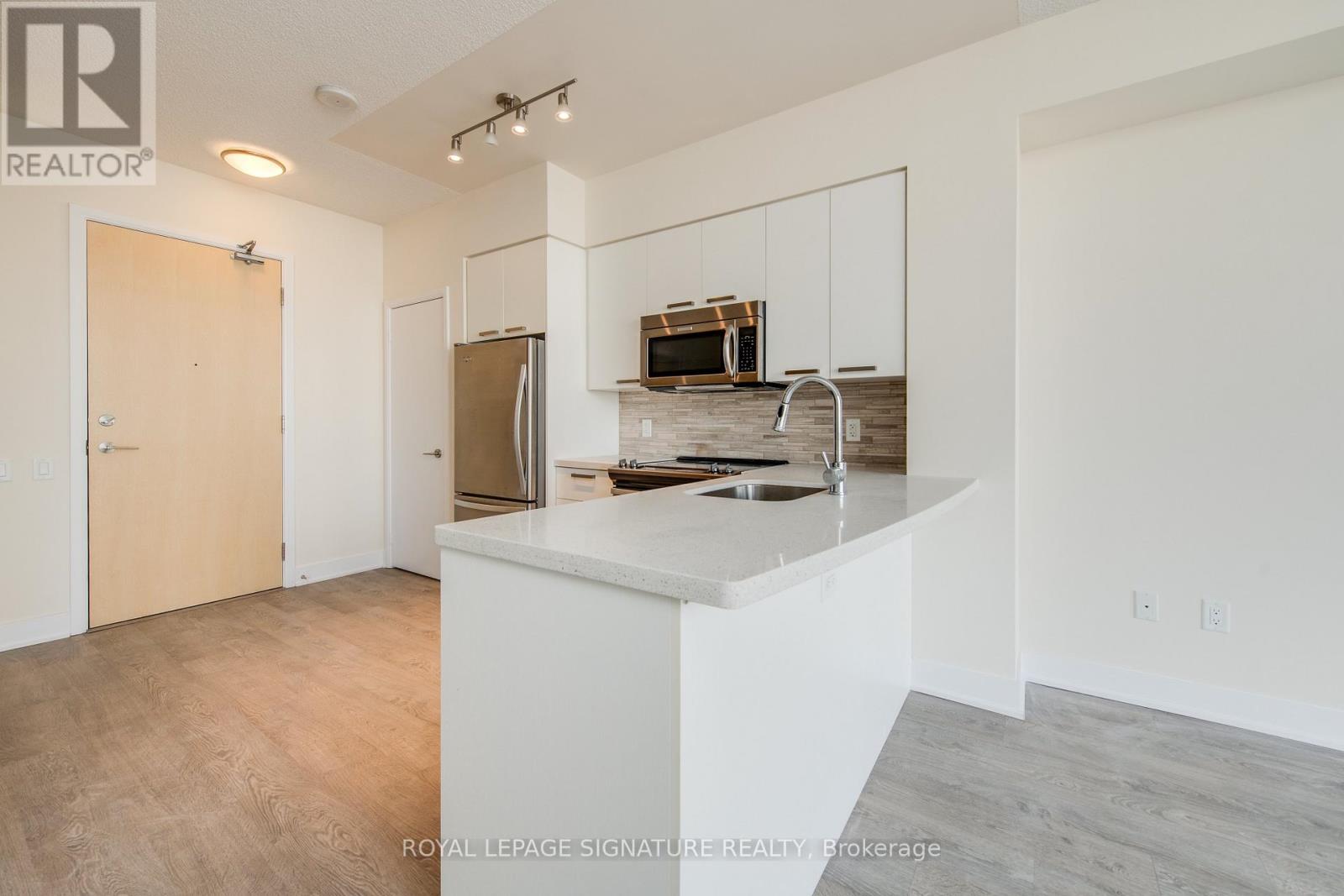 806 - 30 Roehampton Avenue Property Photo 9