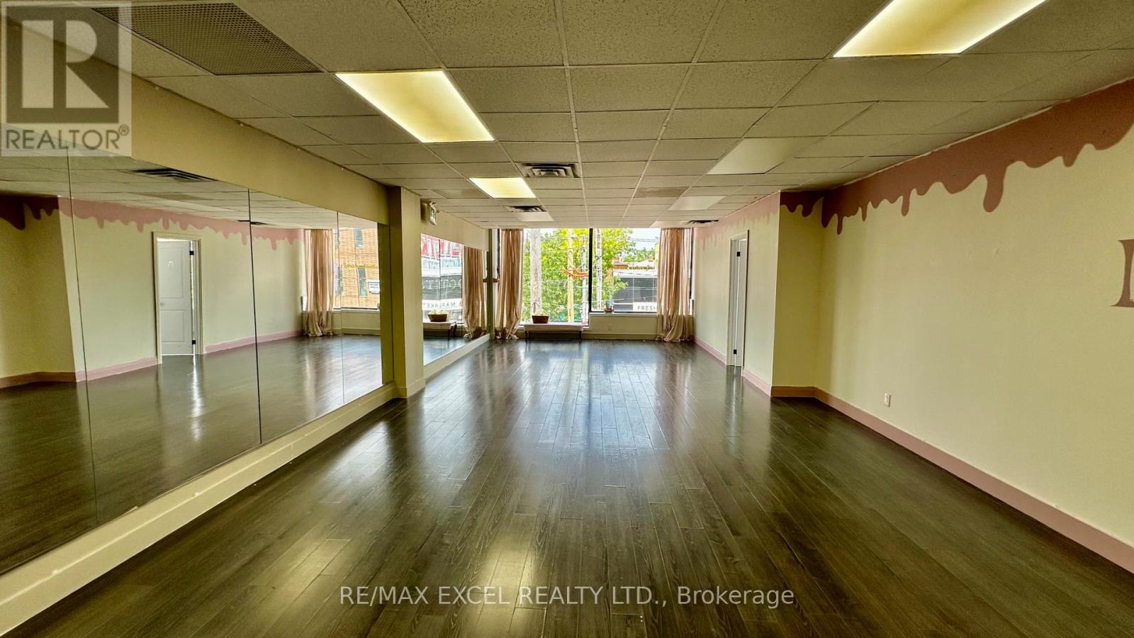 Upper Front Unit - 685 Queen Street W Property Photo 2