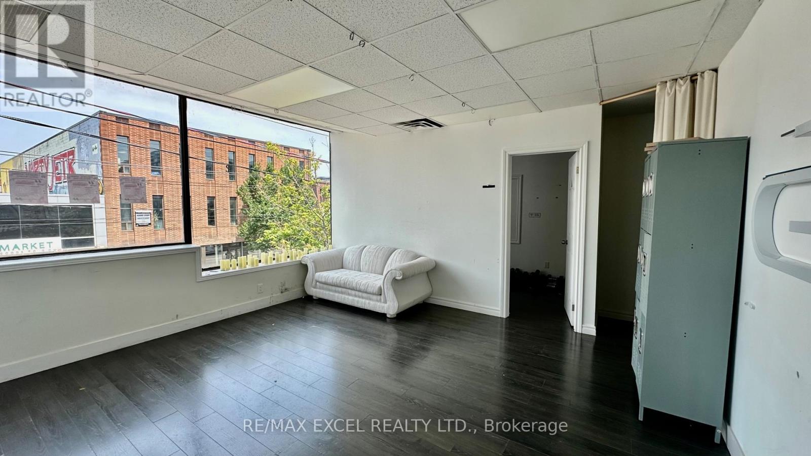 Upper Front Unit - 685 Queen Street W Property Photo 3