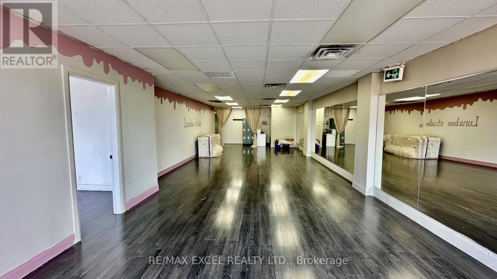 Upper Front Unit - 685 Queen Street W Property Photo 6