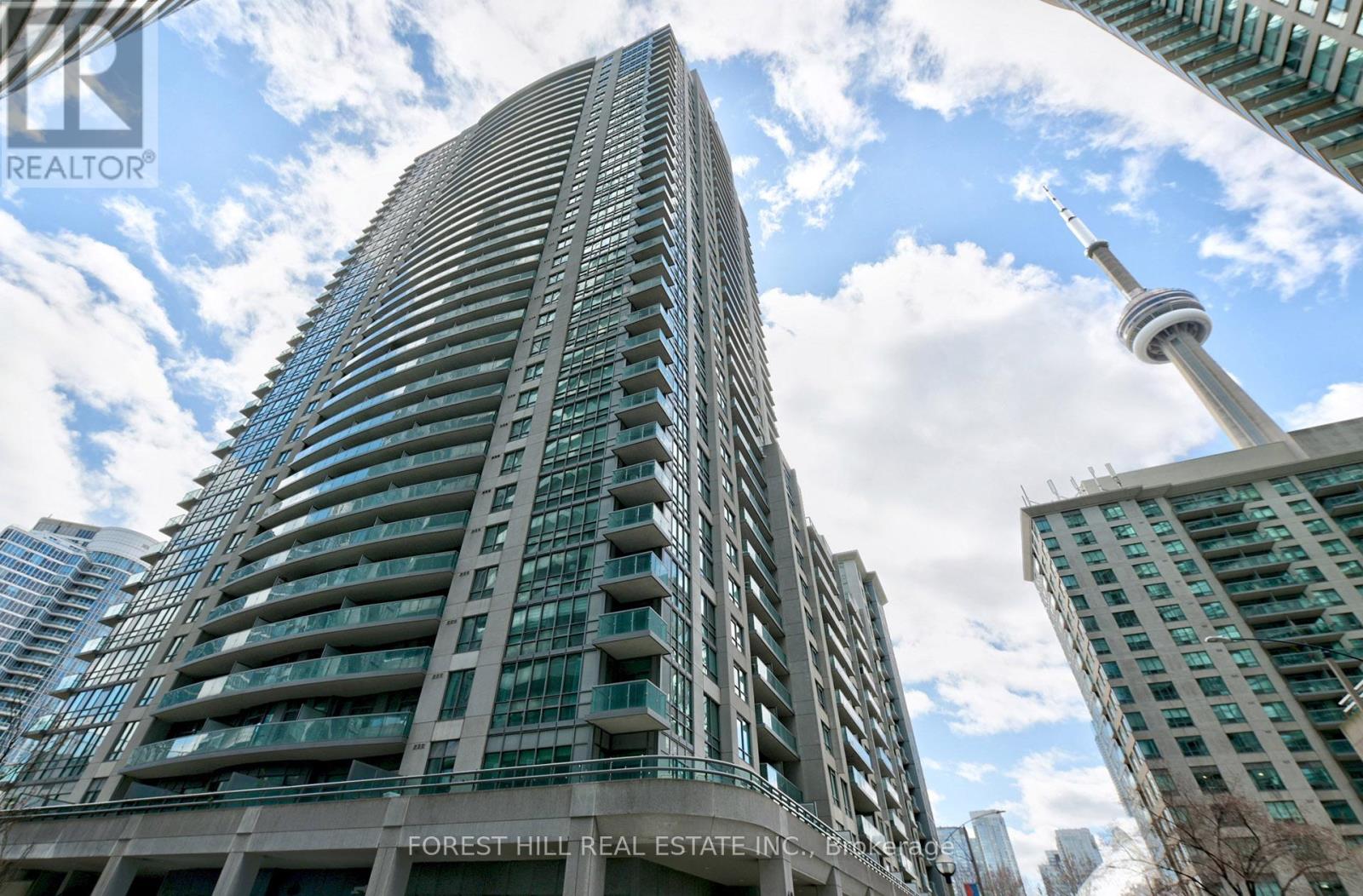 306 - 19 GRAND TRUNK CRESCENT